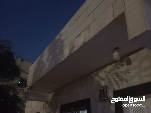منزل للبيع مستقل على أرض 885 بحال جيدة جداً مكون من شقتين مساحة كل شقة 180 متر
