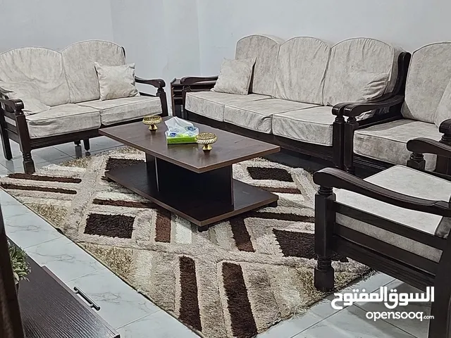 شقه مفروشه ديلوكس كاملة الخدمات للايجار الشهري او السنوي في عمارة سكنيه مخدومة يوجد حارس للعمارة