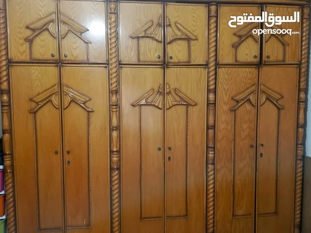 غرفة نوم خشب طبيعي متينة وكاملة – خزانة + 2كوميدينة