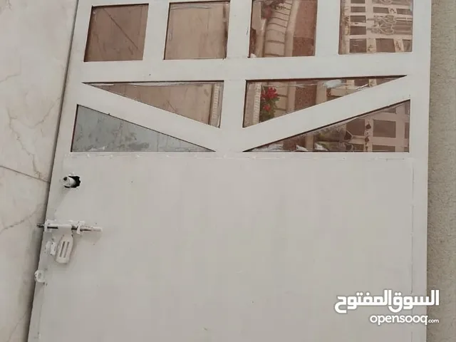 باب حديد مترتين في متر سعره50 الف مكانه حي الرضا مقابل جامعة الكنوز