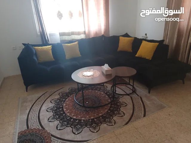 صالون حالة ممتازة مع طاولتين