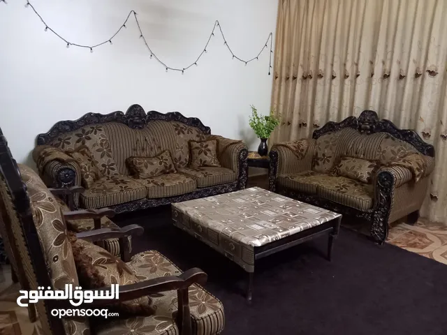 مستعمل طقم كنب مستعمل للبيع بسعر طري يتكون من سبع مقاعد و ثلاث طاولات مع البرادي