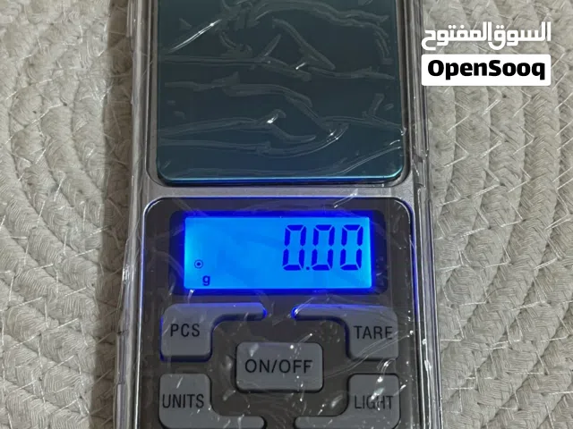 ميزان إلكتروني رقمي عالي الدقة مع غطاء حماية شفاف، تصميم أنيق وصغير سهل الحمل. يقيس بدقة حتى 200g