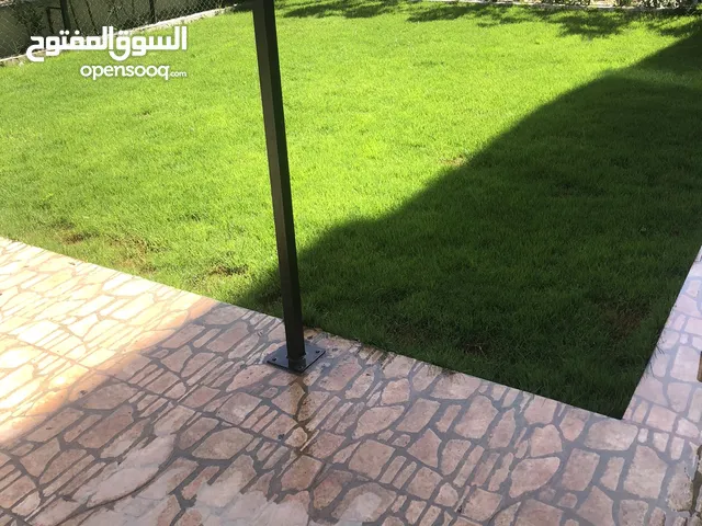 للإيجار شقة 160م2 ،،أرضى بحديقة خاصة مساحتها 121م2،، بكومبوند ذا ادرس ايست بالتجمع الخامس .