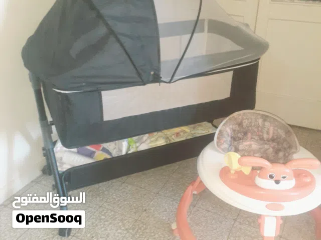 إعلان بيع مقتنيات طفل بحالة ممتازة سرير طفل متحرك + مشاية مستعمل بحالة ممتازة