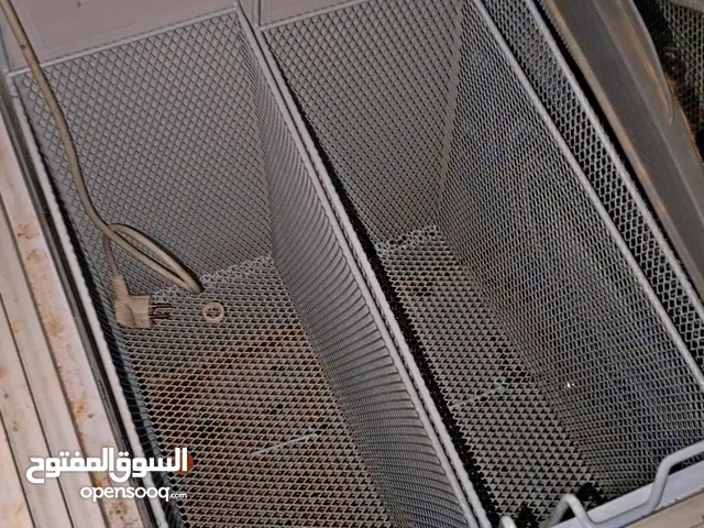 يوجد لدينا معدات محل خضار وفواكه وثلاجات مستعملات مدة 8 شهور