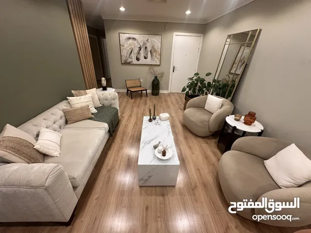 اثاث استعمال خفيف جداً بحالة شبه جديدة