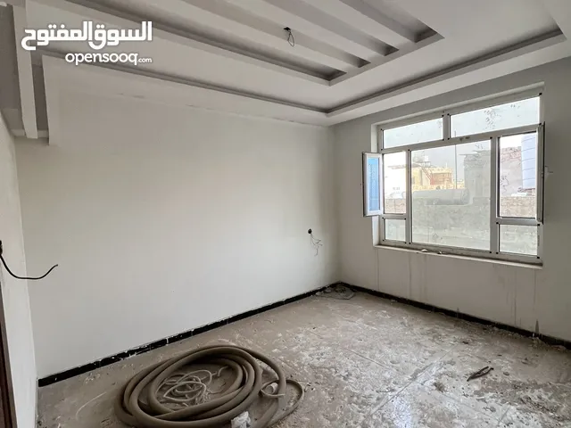 شقة للبيع في بيت بوس بسعر عررررطة ومساحه مناسبه في موقع وسط الخدمات العامه ارض حر معمده اغتنم الفرصة