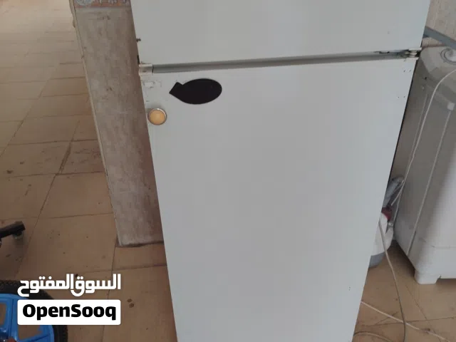 ثلاجة وسط 10 قدم تعمل جيدا