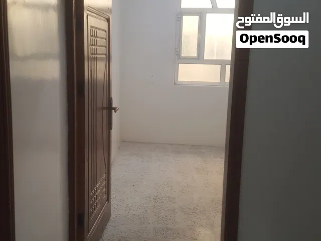 شقة للايجار نظام B ب90 الف جديدة تشطيب لوكس 120متر مربع الموقع هايل شارع 16 اما مطعم الهلال للكباب