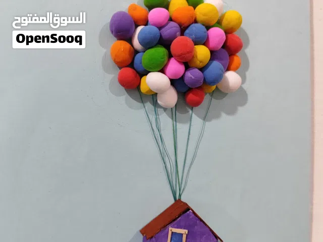 لوحة فنية بالونات تحمل بيت في الهواء