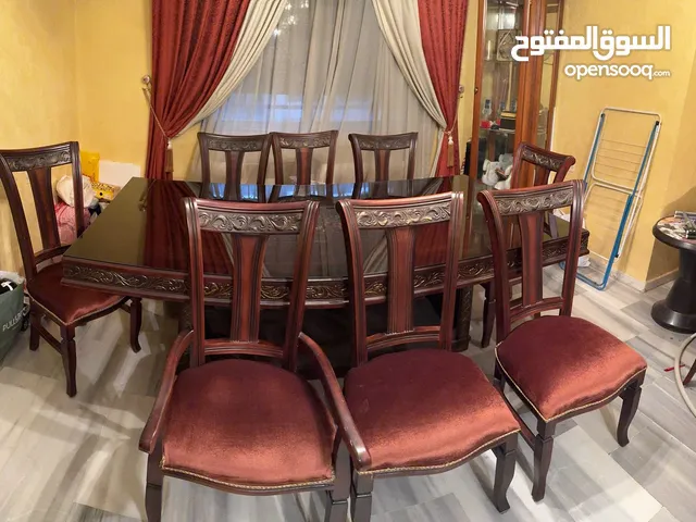 غرفة سفرة مكونة من فضية+طاولة سفرة+ 8 كراسي لون قرميدي وخشب بني غامق وجه زجاج حراري بحالة ممتازة