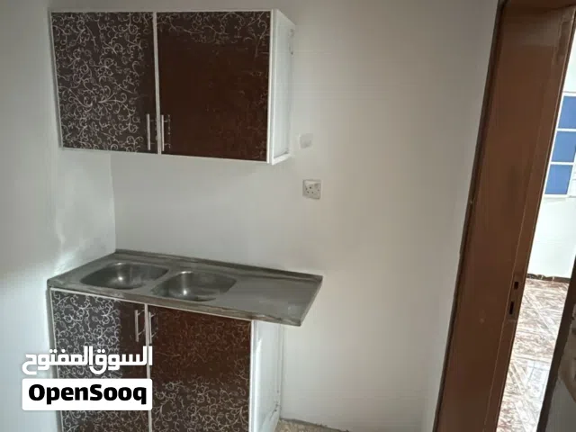 Family roomبالعذيبة استوديو غرفة و مطبخ خلف بناية تثمير مقابل مسجد العذيبة studio for rent in aziba