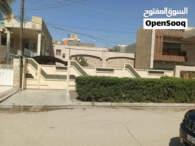 بيت كلاسك قديم محدث مساحة 393 متر جبهة 12 متر يقع في حي الجامعة شارع كلية الادارة و الاقتصاد