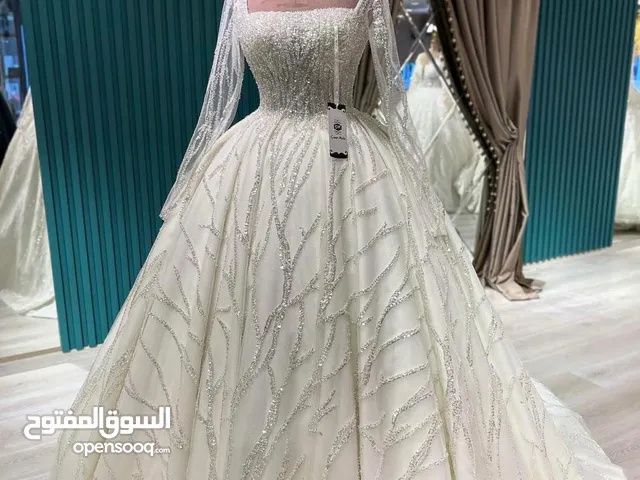 شروة مجموعة من بدل الابيض و الملون و فساتين السهرة