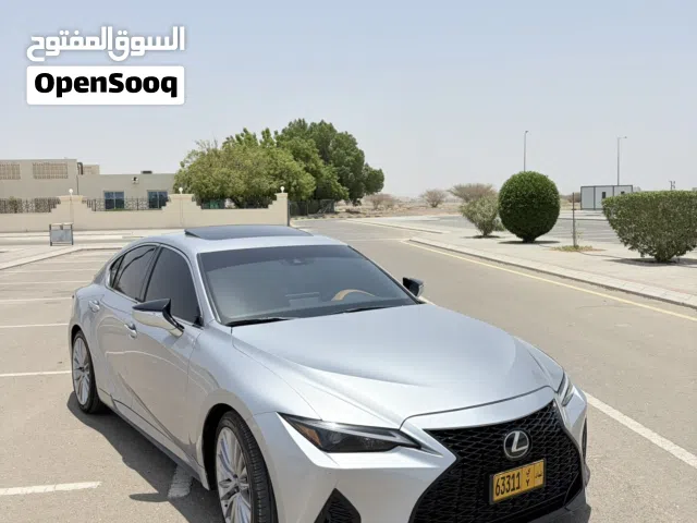 لكزس IS 300 2025 فضي، مميزات حديثة