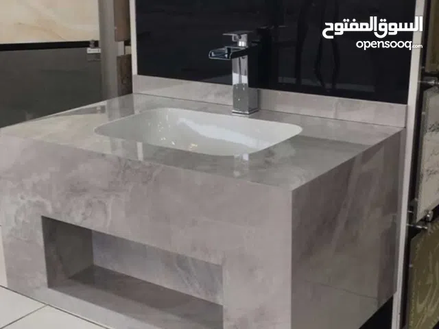 المغاسل و الدرج و الأرضيات و الحوائط من البورسلان ( البورسلين ) و الرخام و الجرانيت