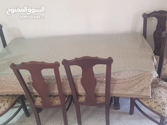 ترابيزة سفرة مع 6 كراسى بحالة جيدة جدا