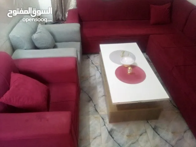 كنب استعمال اقل من سنه مع طاوله بحاله ممتازه للبيع