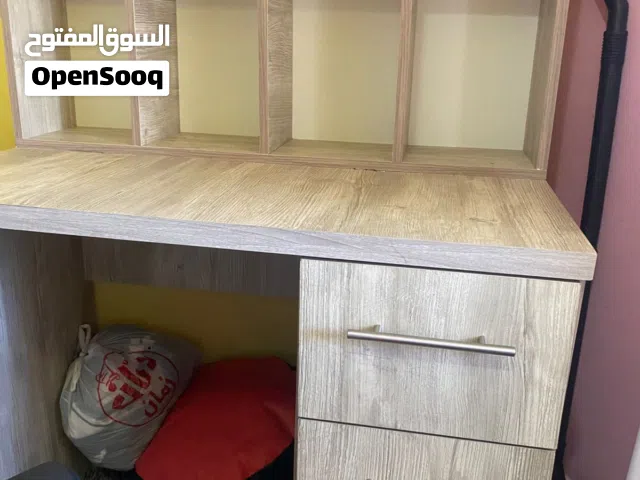 مكتبة مع رفوف للدراسه