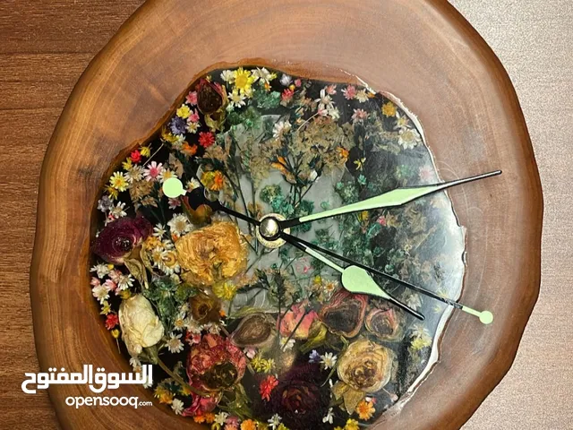 ساعه جداريه مصنوعه يدويا من خشب الجوز الاوروبي