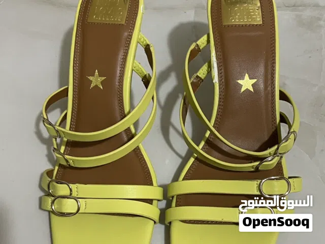 كعب ماركة سيليست اصفر جديد مقاس39