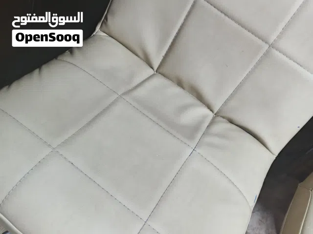 كراسي بحال ممتازة جدا ولا شخط فيهم استعمال عرسان خفيف