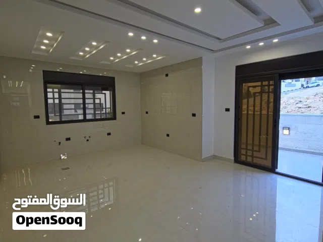 شقة أرضية ومساحات خارجيه وكراج خاص