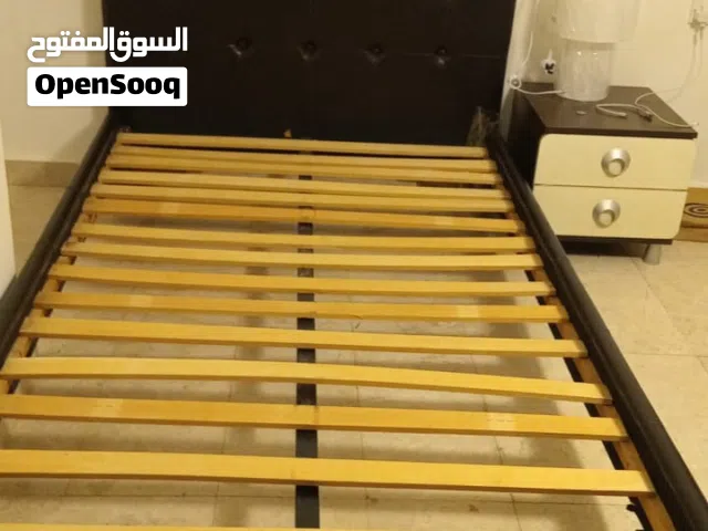 سرير و كومدينو للبيع  bed and drawer