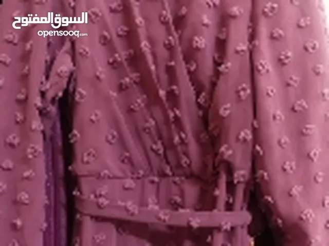 فستان طويل لون زهري للبيع بسعر رمزي مستعمل مرتين وسبب بيعه لانه اصبح صغير