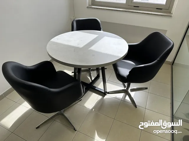للبيع - طاولة دائرية أنيقة مع 3 كراسي مريحة