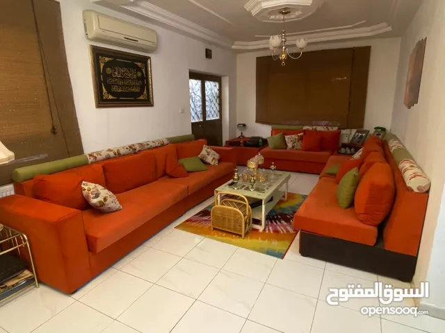 غرفة جلوس بحالة جيدة جدا