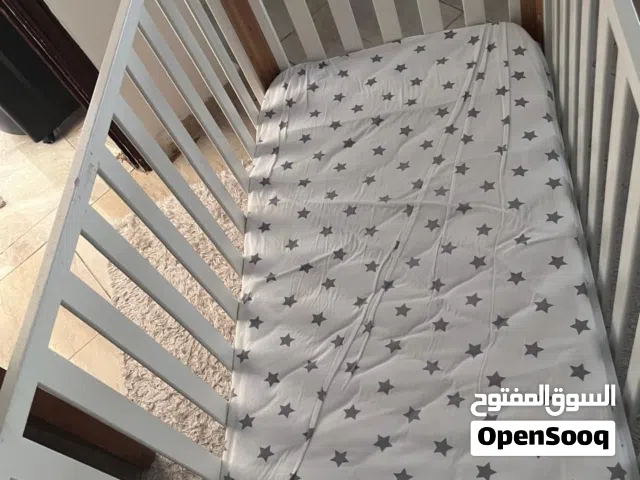 سرير اطفال مريح و قوي و سهل النقل متعدد الدرجات حسب عمر الطفل