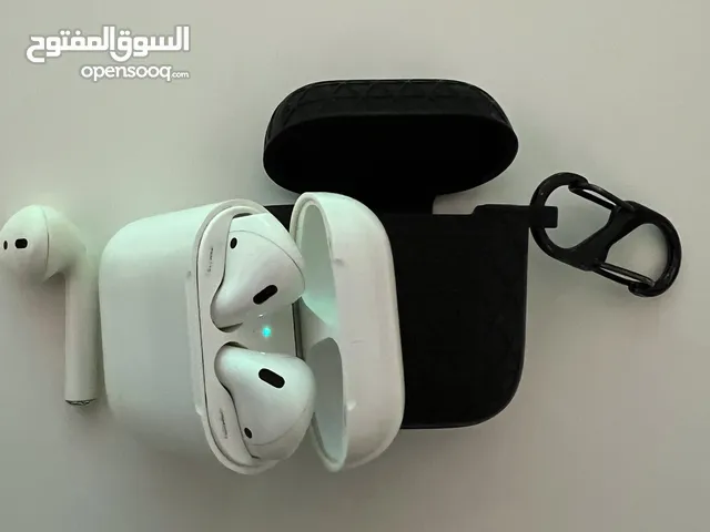 Apple AirPods 1st generation سماعات أبل الجيل الاول معها سماعه إضافية بحاله جيده
