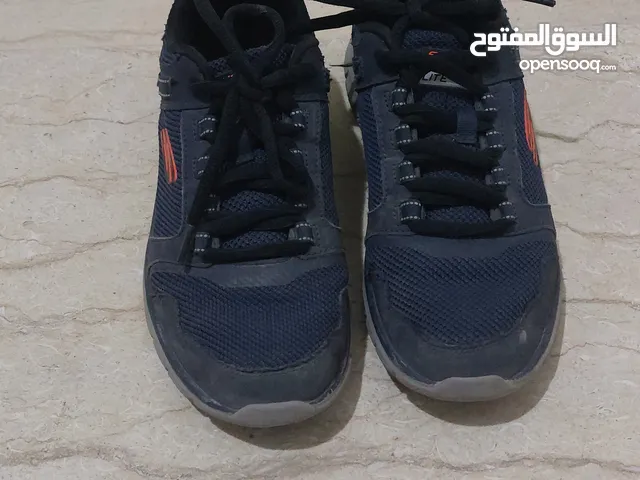 أحذية رياضية