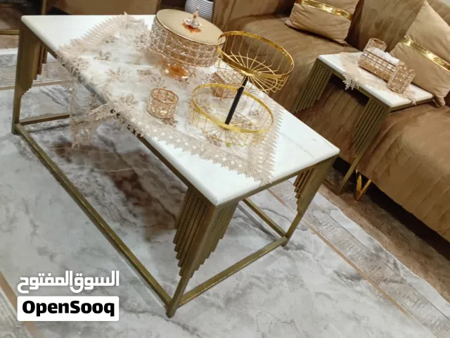 طاولة حجم كبير مع 3 صغير وثقيلة كثير للبيع
