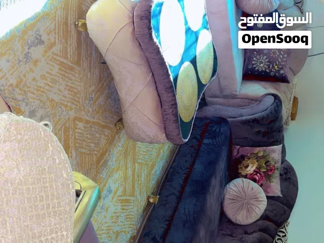 طقم كنب مرة نظيف وخالي من العيوب تفصيل وشبه الجديد سبب البيع بدواعي السفر