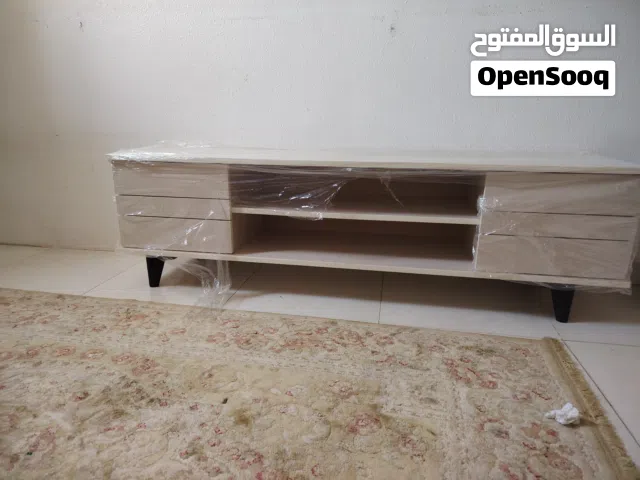 طاوله تلفزيون طولها متر وستين تتسع ل 70 بوصه