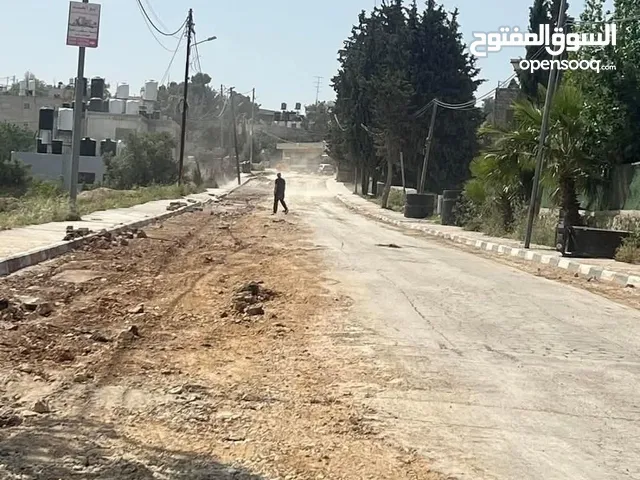 على الشارع الرئيسي مباشرة تصلح لبناء محلات وشقق