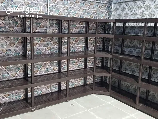 رفوف بلاستيك لتخزين البضائع وعرضها وتصفيطها