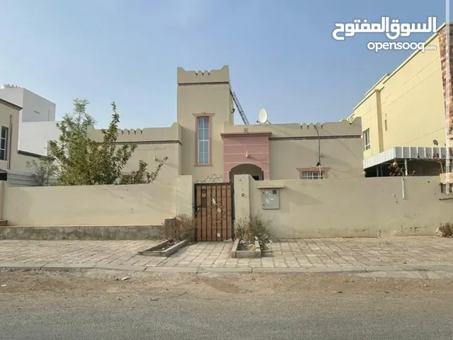 بيت ف المعبيلة الثامنه بلقرب من كلية الخليج  يتكون من 3 غرف و3 دورات مياة وصالة ومطبخ موجر بدخل 220