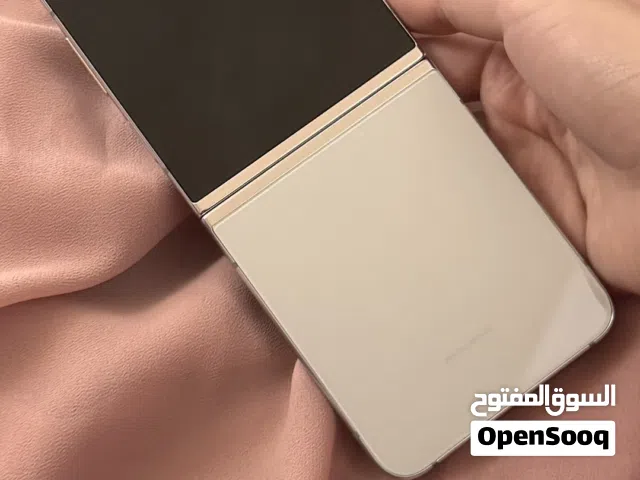 موبايل جالاكسي z flip 5 مستعمل شبه جديد نظيف جداً 512GB بلون mint
