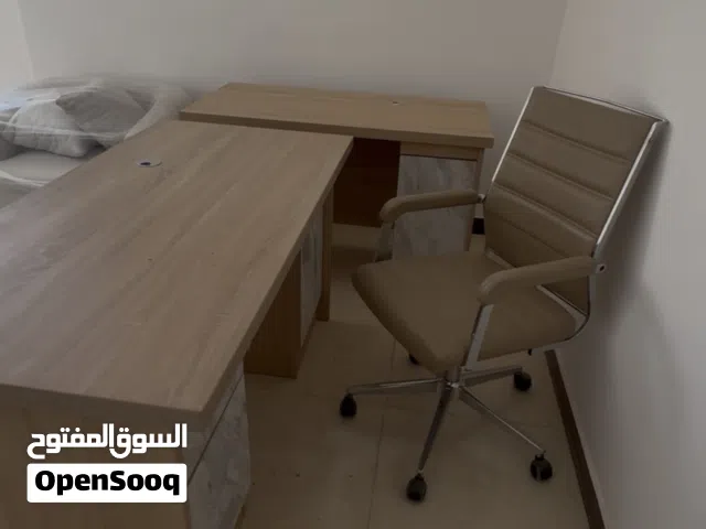 ميز مكتبي معاء الملحق ولكرسي شرط نظيف جدا سعر 250 الف قفل