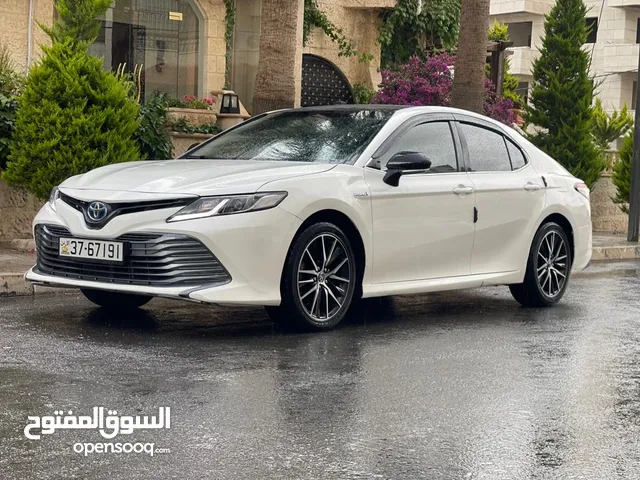 تويوتا كامري هايبرد2020 لون لؤلؤي مميز بحال الوكاله قمه الفخامه و التوفير جمرك جديد