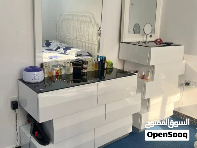للبيع غرفة من ايكيا كاملة بل لون الابيض اثاث شبه جديد معا شخوط بسيطة بدون المرتبة للتواصل واتس فقط