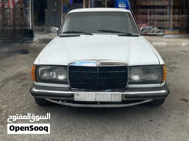 1981 مرسيدس بنز الفئة-E E 200