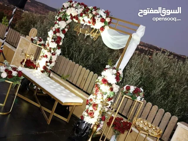 كوشة خمرية مستطيلة بتنسيق ورود مميزة مع كامل اكسسوراتها