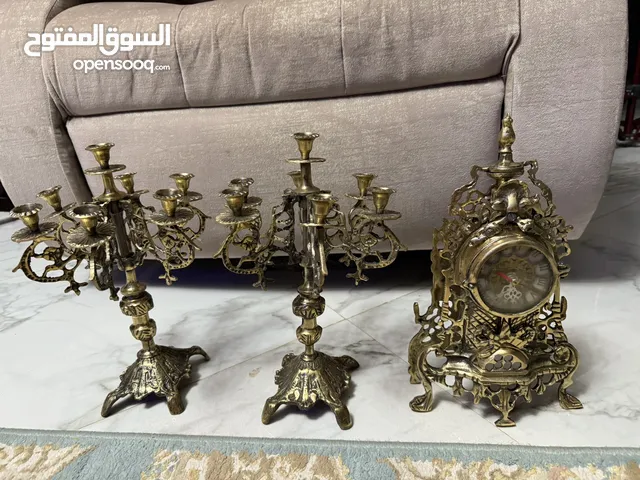  طقم 2 شمعدان و ساعة نحاس انتيكات بحالة جيدة