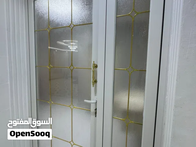 باب المنيوم مع زجاج مع قفل كامل