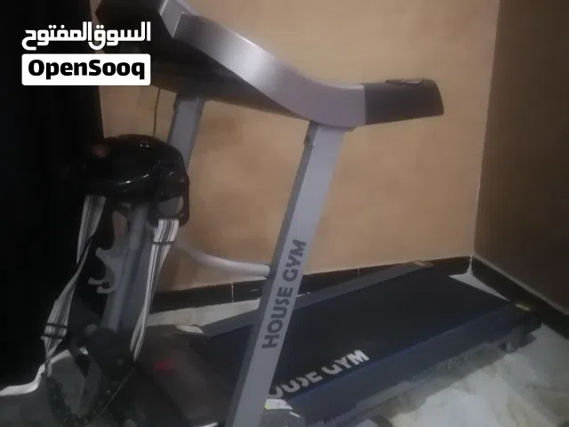 جهاز مشي رياضي نظيف مستعمل قليل (متعدد المزايا) يحتوي على هزاز تخسيس